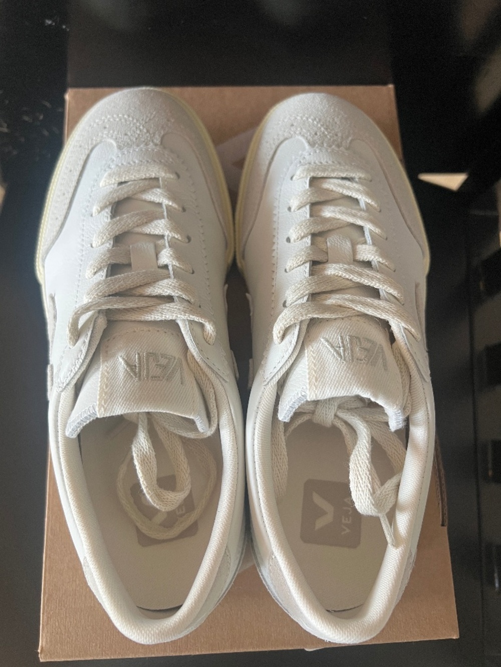 Veja Women Leather Volley
